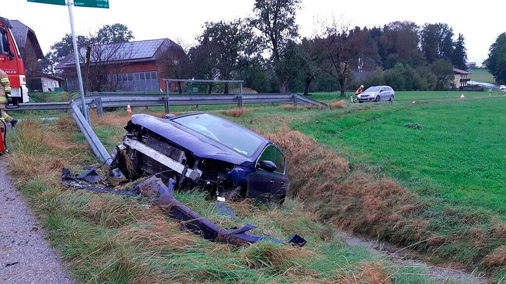 L207: Pkw stürzt in Seeham in Graben