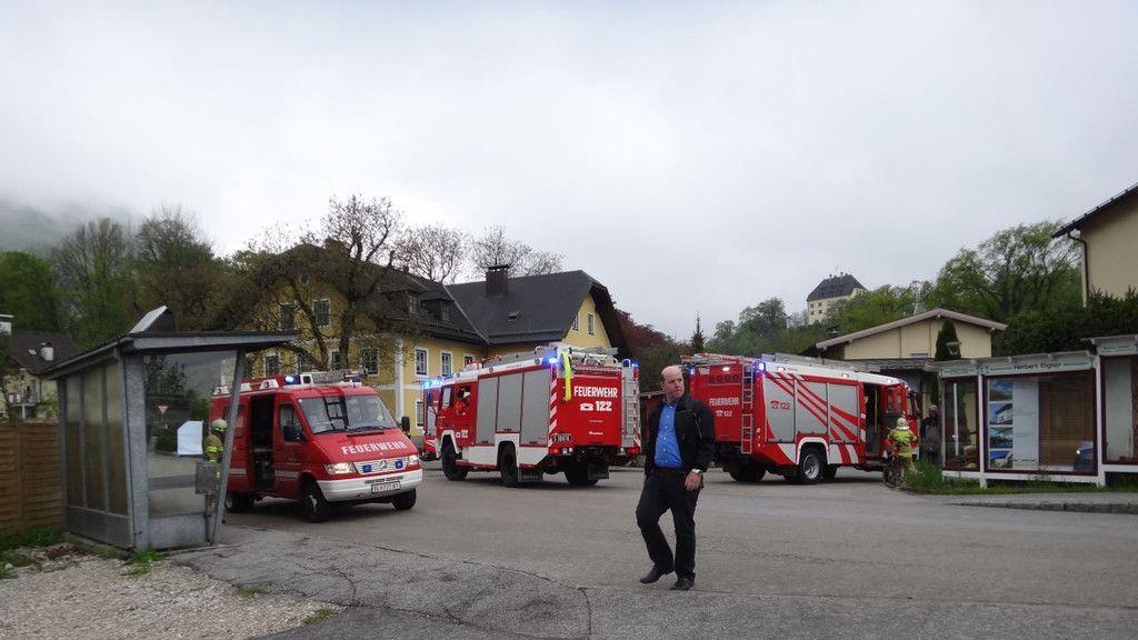 Grödig: Fahrzeug stürzt über Böschung