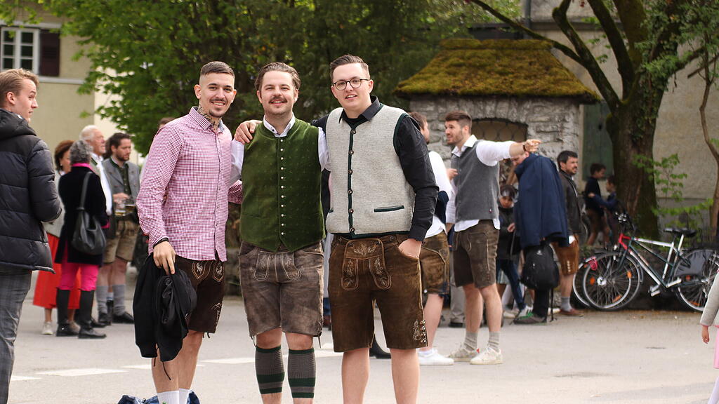 Maibaumaufstellen in Anif