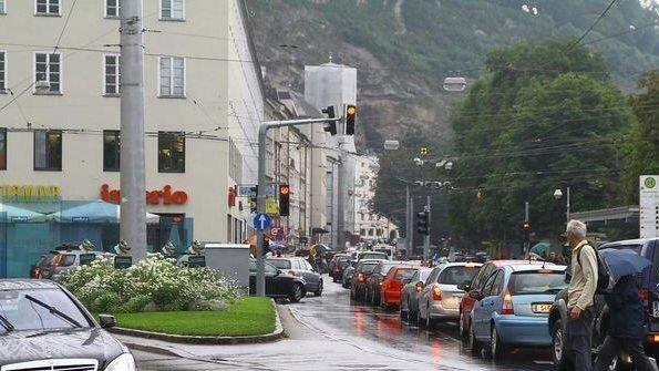 Das Schlechtwetter sorgte in der Stadt Salzburg für Stau.