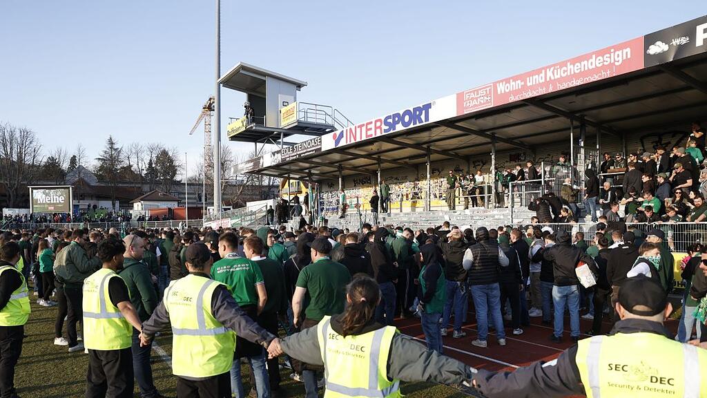 Bundesliga: Ausschreitungen bei Hartberg gegen Rapid