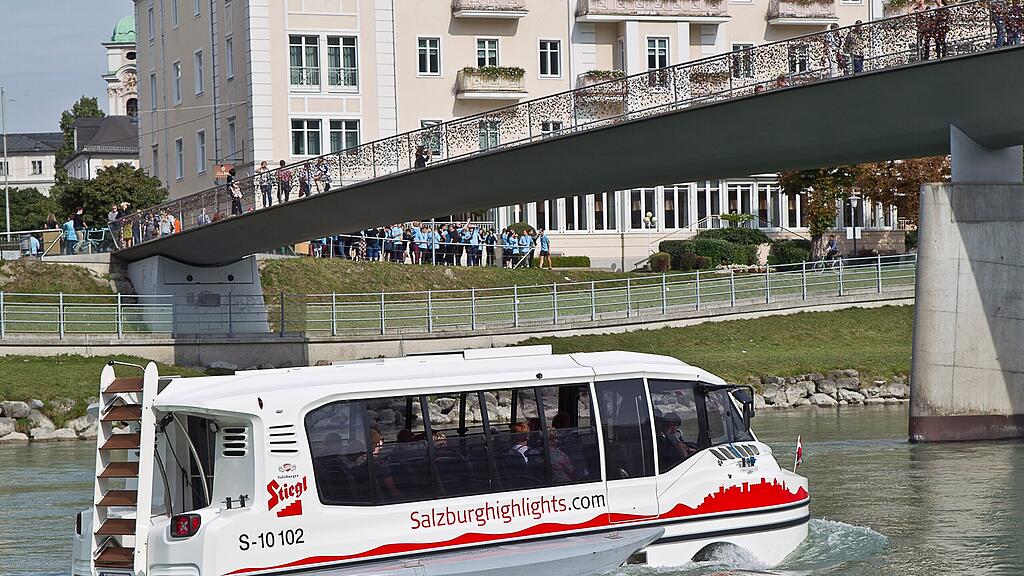 Der Amphibienbus am Montag in Aktion.