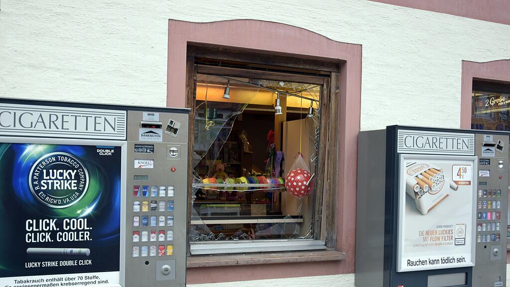 Das Fenster zum Verkaufsraum wurde eingeschlagen.