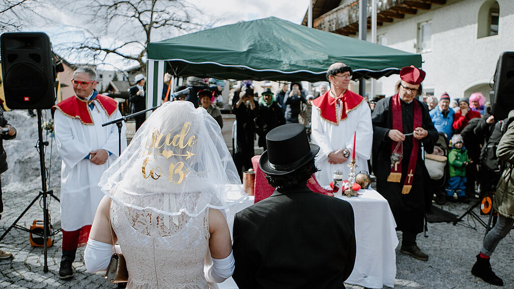 Verkehrte Hochzeit, Kirche