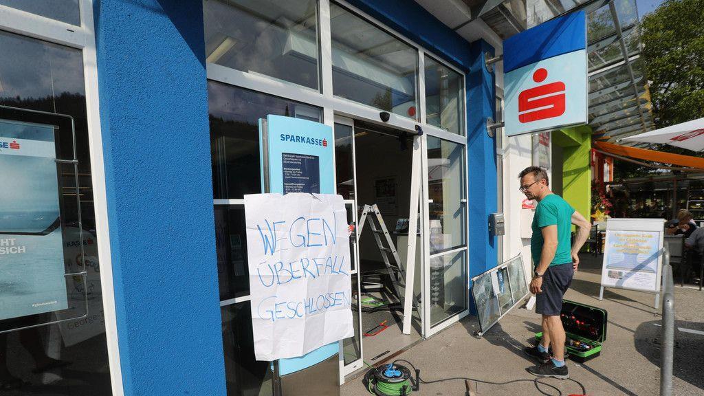 Bankomat in Munderfing herausgerissen