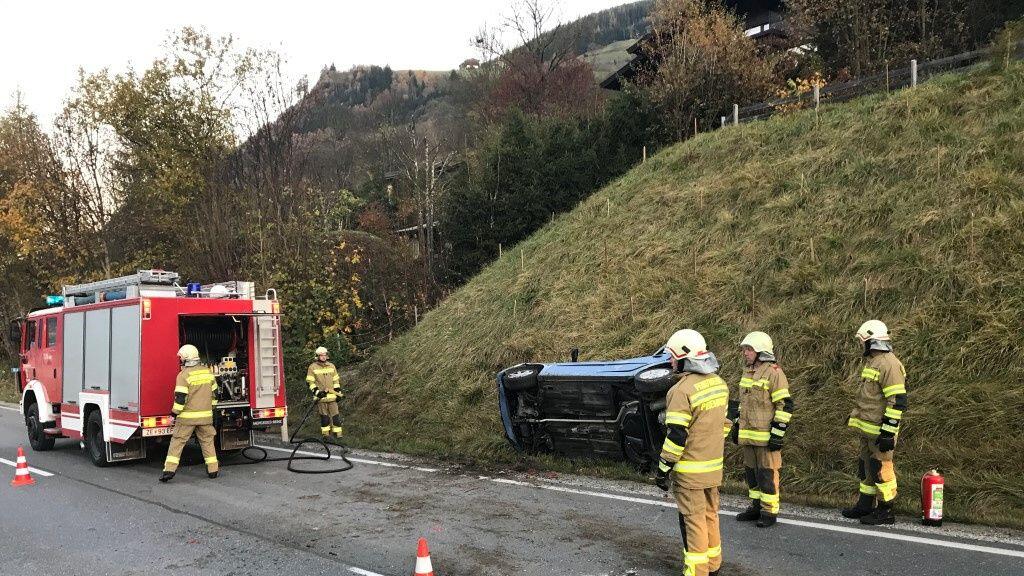 Das Auto landete seitlich in der Böschung.