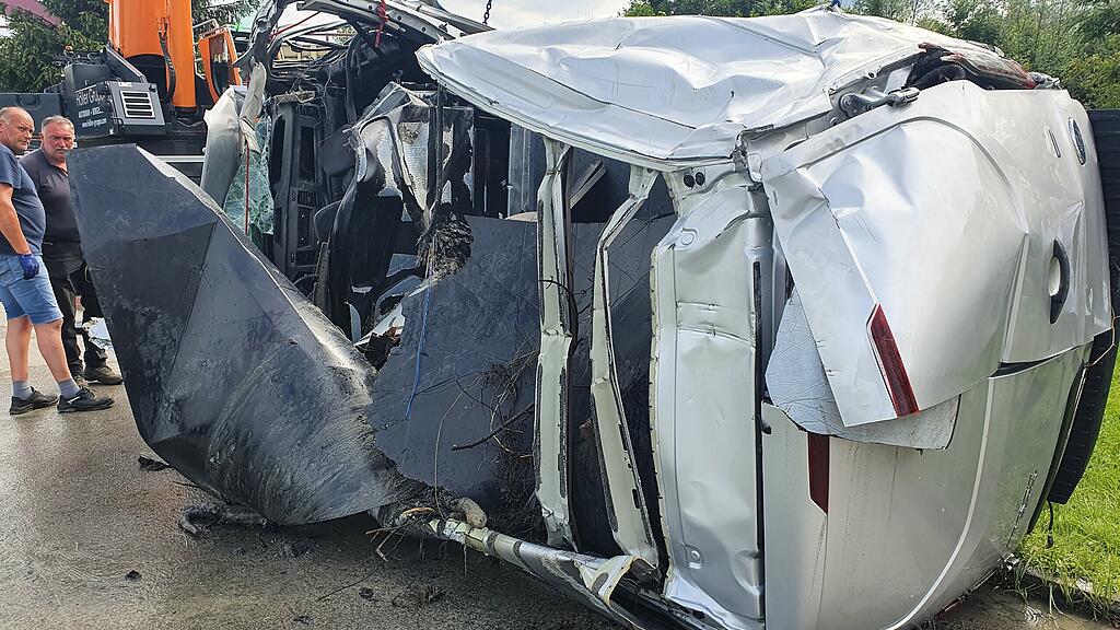 Hallein: Klein-Lkw aus Salzach geborgen I