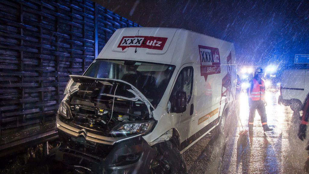 Zwei Verletzte bei Unfall mit Klein-Lkw auf A1