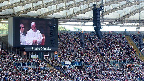 Papst Franziskus füllte das Olympia-Stadion