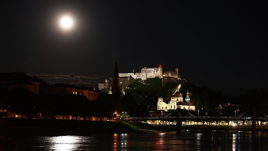 Vollmond über der Stadt Salzburg