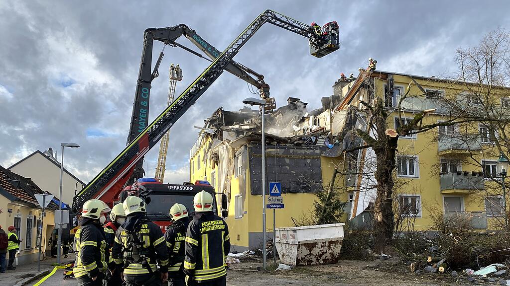 Aufräumarbeiten nach Explosion in Langenzersdorf