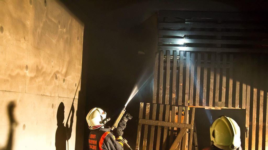 Brand in Mehrparteienhaus in Gnigl fordert Verletzten