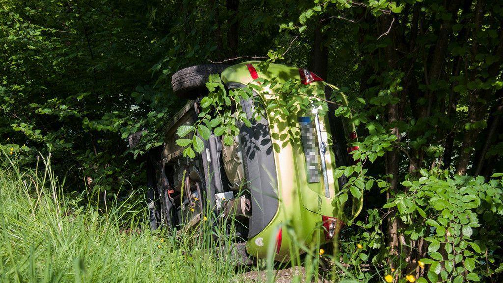 Auto stürzt über Böschung