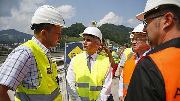 Der Bundeskanzler ist momentan auf vielen Baustellen unterwegs