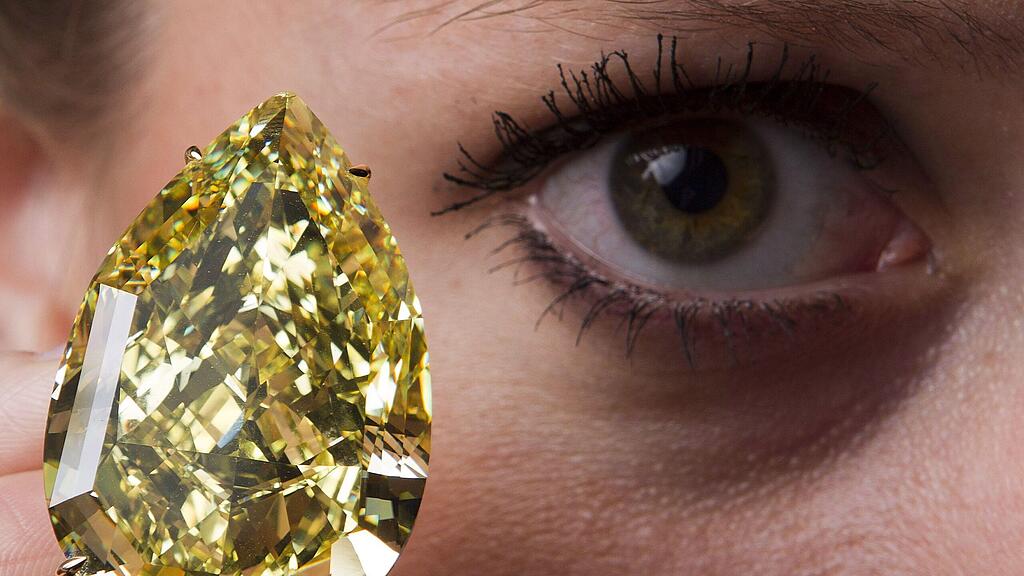 Bei diesem im Bild gezeigten Riesendiamant handelt es sich um den 110,3 Karat schwere «Sun Drop», der bereits 2011 für acht Millionen Euro in Genf versteigert wurde.