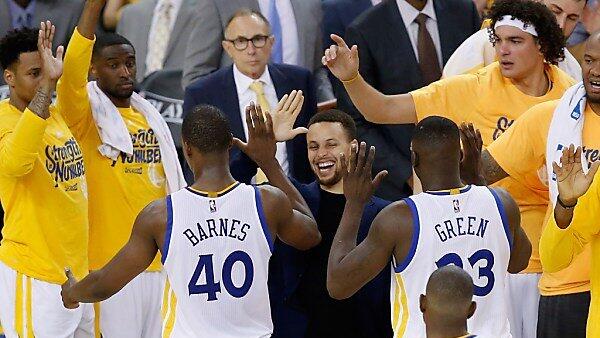 Curry hat auch als verletzer Teil des Teams gut lachen