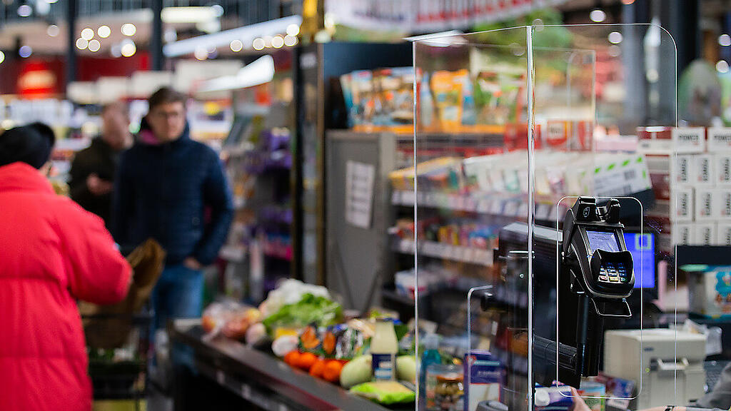 Plexiglasscheiben an der Kassa gehören auch zur neuen Normalität