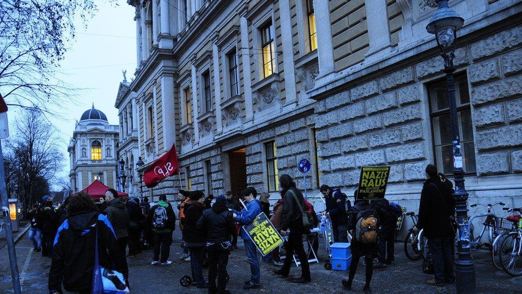 Akademikerball 2013: Demonstranten versammeln sich vor der Hauptuni