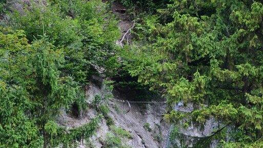 Felsen stürzen auf Bordell