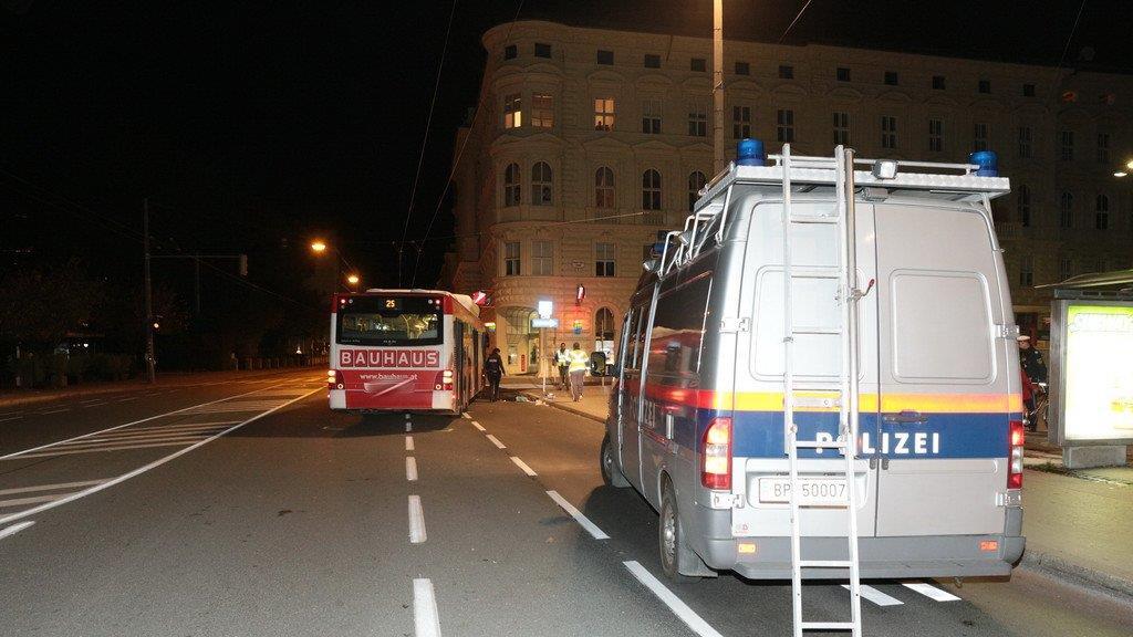 Frau von Bus überrollt, II