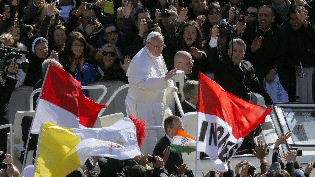 Zehntaussende Pilger bei Amtseinführung von Papst Franziskus
