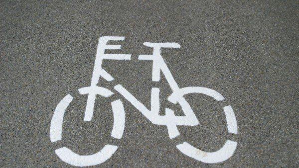Die Radfahrerin war stadteinwärts unterwegs und krachte gegen den Pkw.