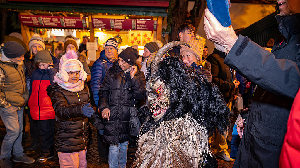 Alt Gnigler Krampusse beim Weihnachtsmarkt am Mirabellplatz