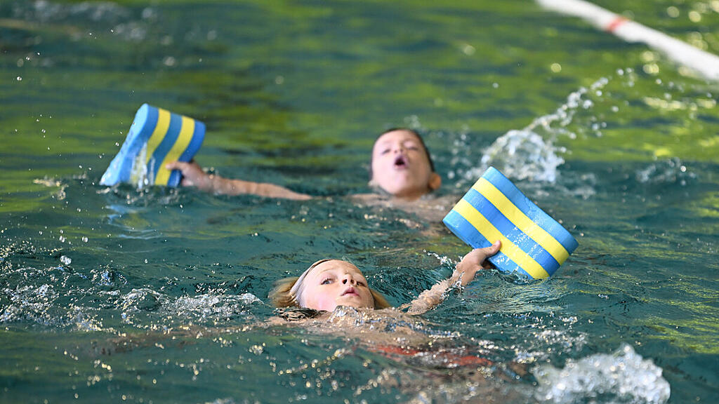 Kinder sollten im Wasser immer beaufsichtigt werden