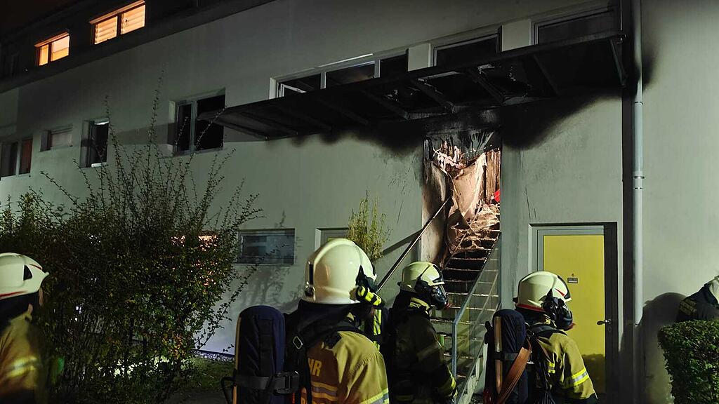 Bewohner bei Feuer in Langwied von Balkon gerettet