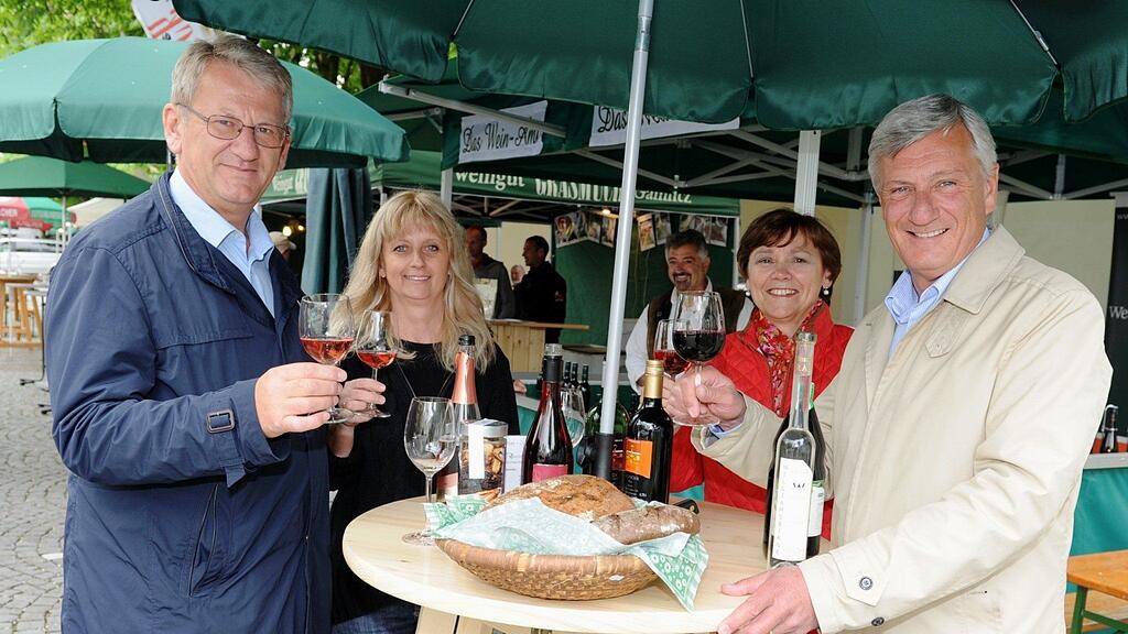 Vizebürgermeister Harry Preuner, Abteilungsvorständin Christine Fuchs, Elisabeth Hafner (Weinbau) und Marktamtsleiter Josef Breuer am Winzermarkt.