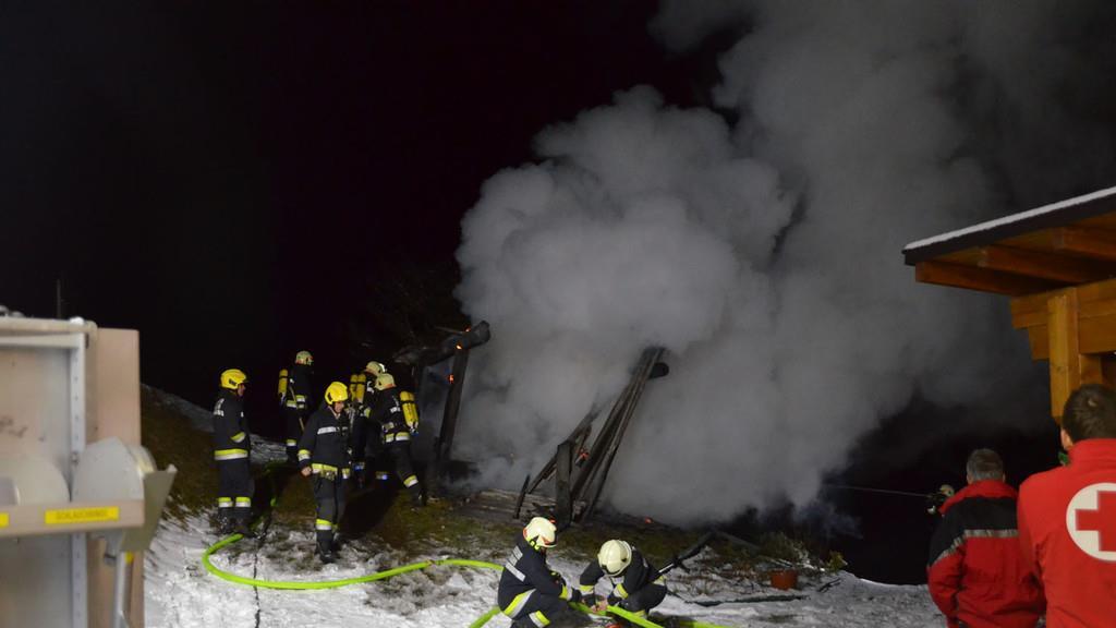 Holzstoß brennt in St. Johann nieder