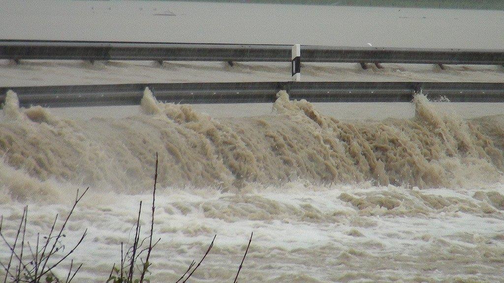 Grabenstätt: A8 überflutet