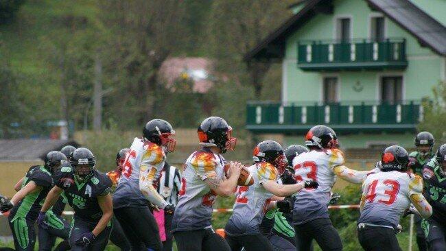 Die Pinzgau Devils udn Pongau Ravens (grün) starten ambitioniert in die Football-Saison.