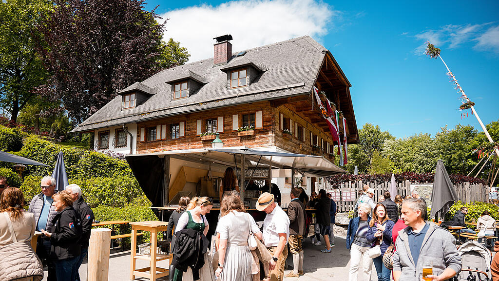 Maibaumaufstellen beim Gasthof Maria Plain