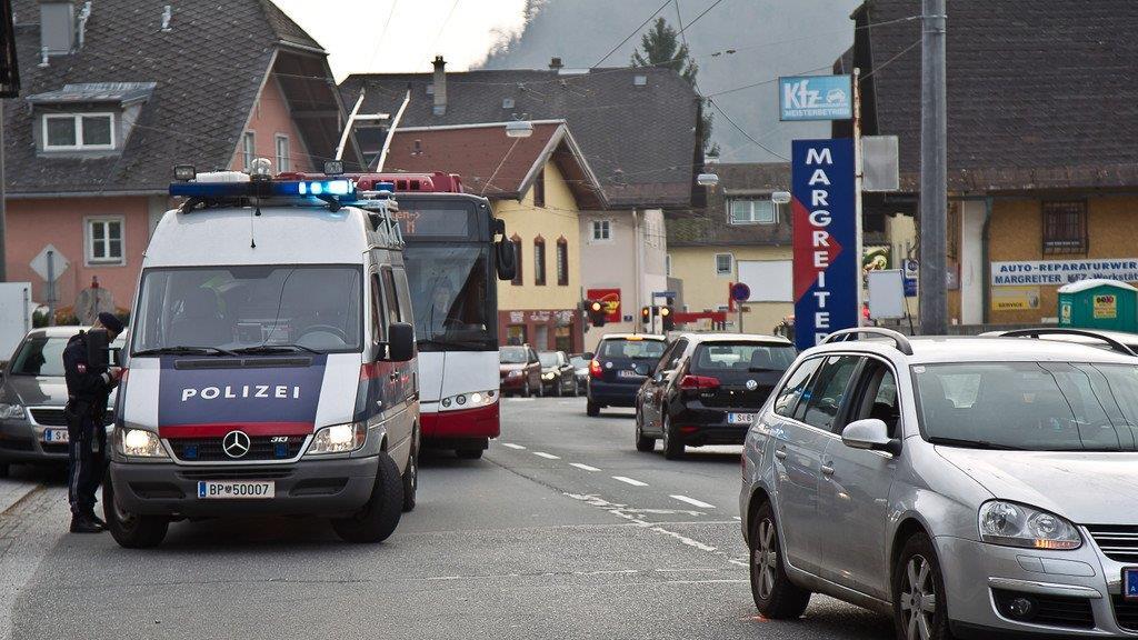 Linzer Bundesstraße: Pkw erfasst Fußgänger - Verkehrschaos