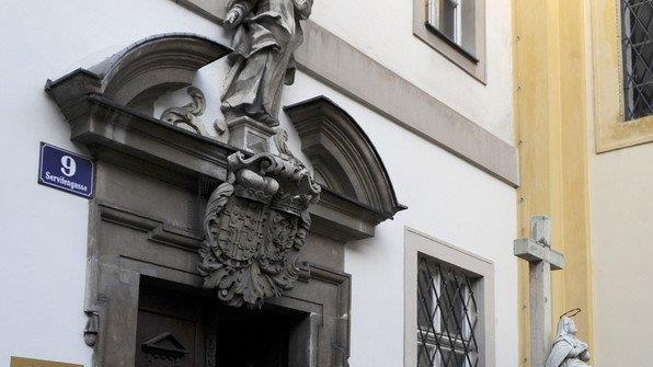 Flüchtlinge verlassen die Votivkirche und ziehen ins Servitenkloster