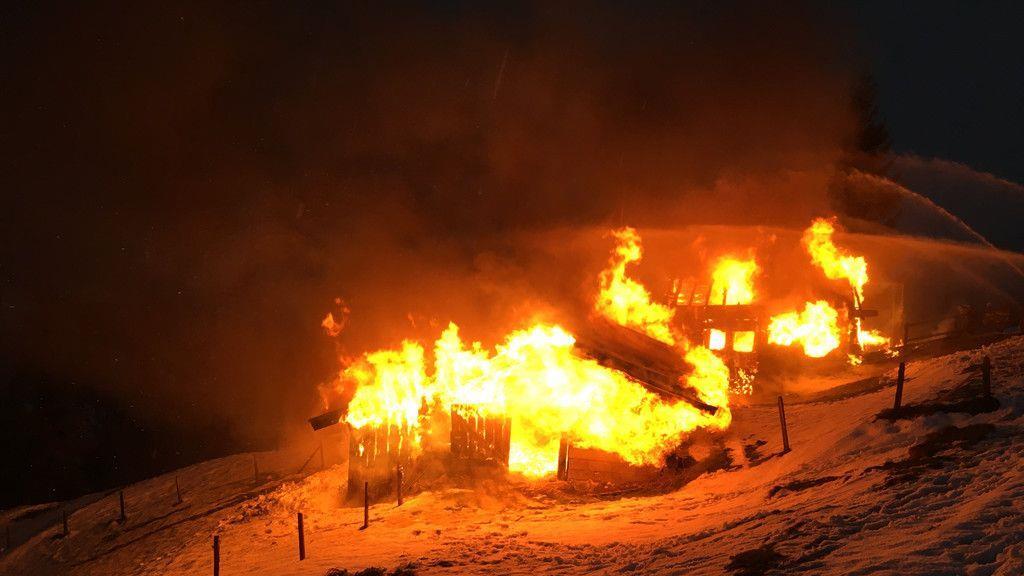 Ederalm in Saalbach-Hinterglemm in Vollbrand, I