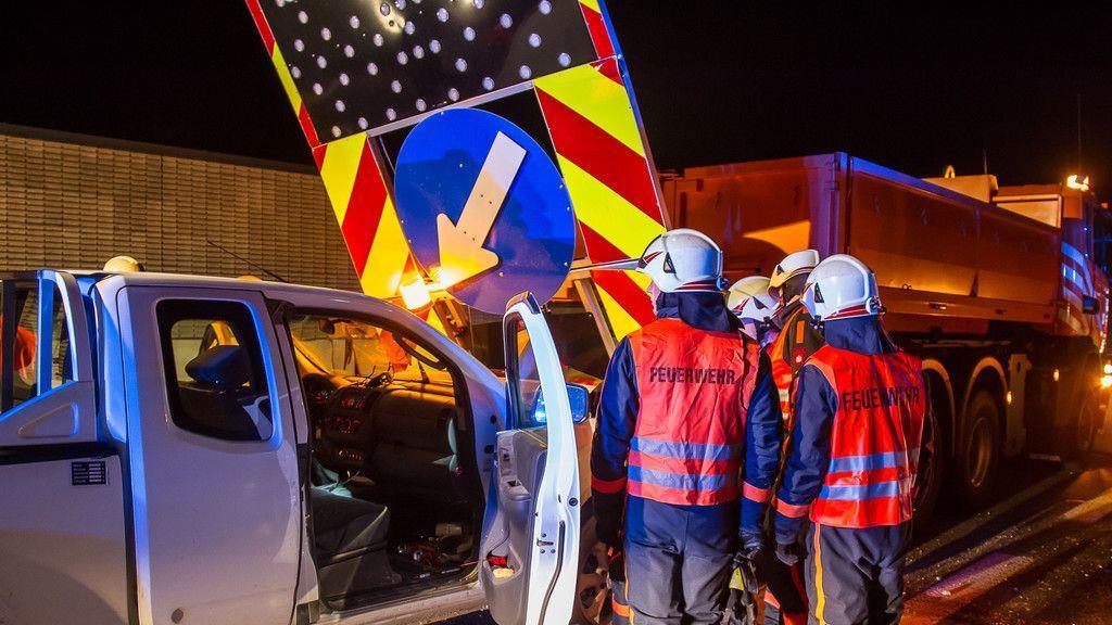 Alkolenker crasht auf A1 in Asfinag-Fahrzeug