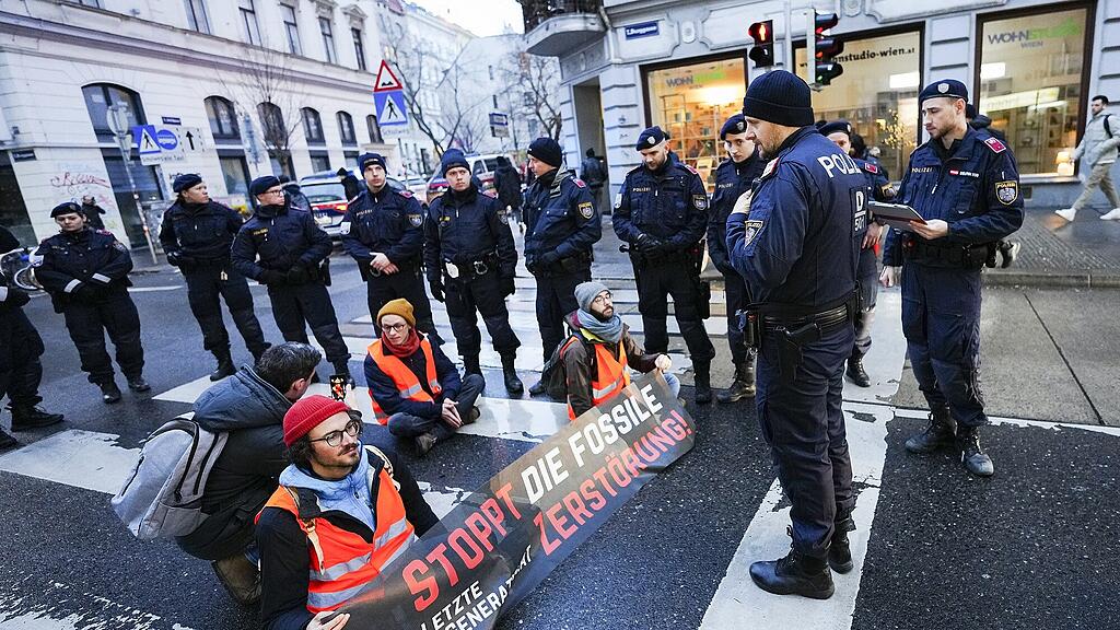 Klebe-Protest vor Wiener Schulen