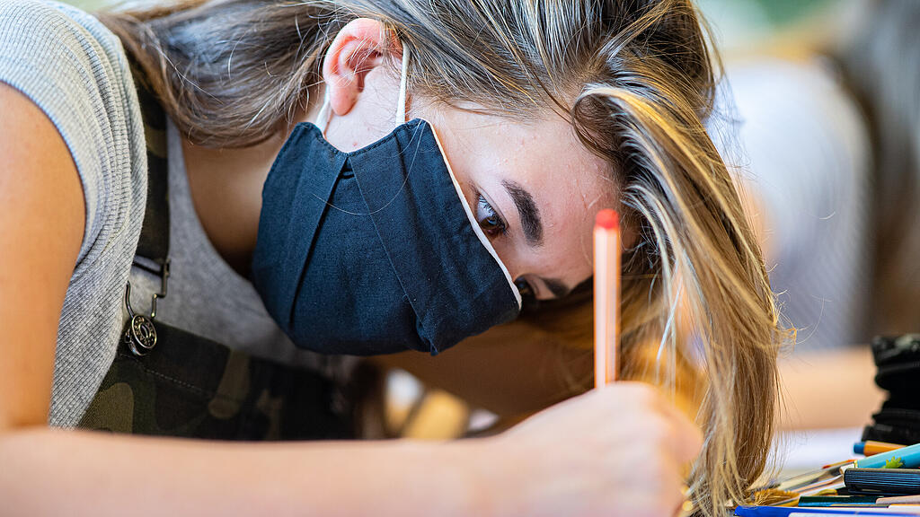 SB: Schule, Unterricht, Maske