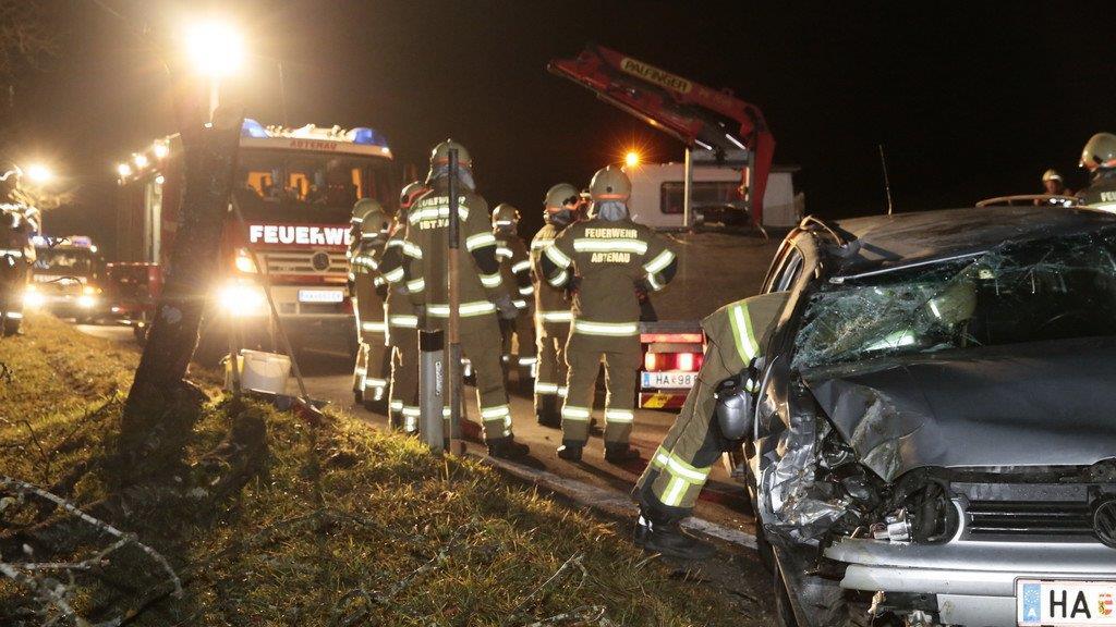 Abtenau: Pkw mit fünf Insassen prallt auf B162 gegen Baum
