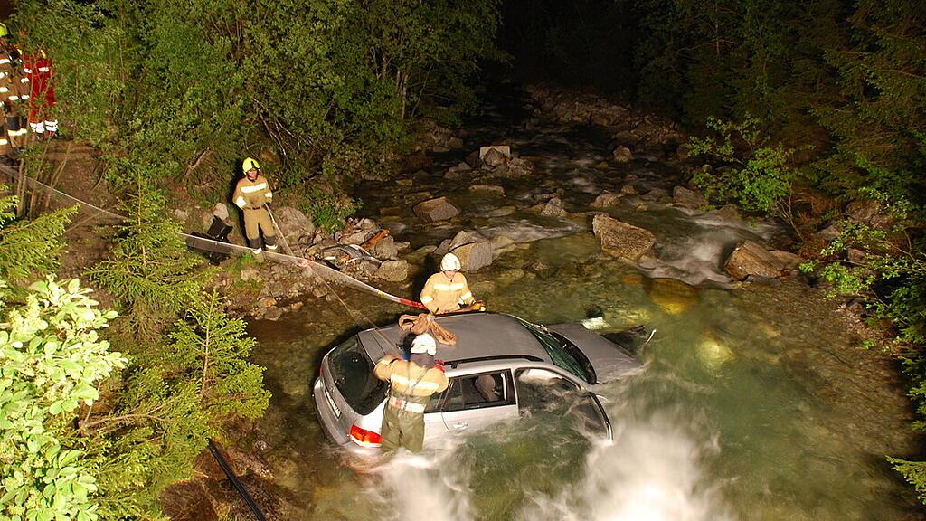 Bad Gastein: Auto stürzt in Bach