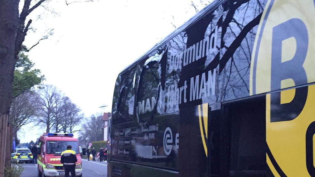 Mehrere Scheiben am Bus sind geborsten.