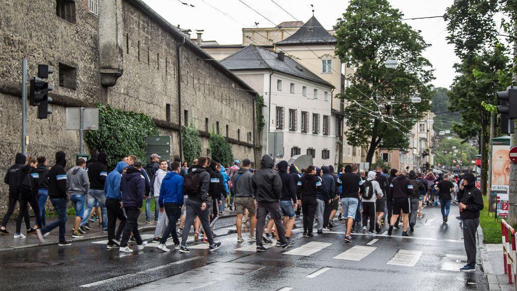 Kroatische Fans marschieren durch Altstadt