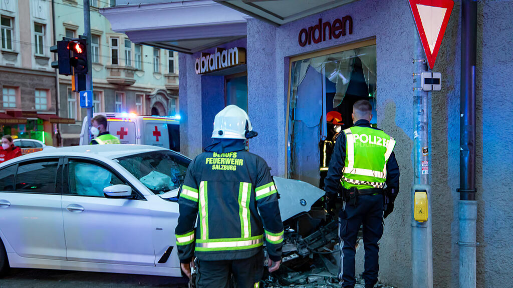 20210515_fmt_PKW_crasht_in_auslage_mw-8.jpg