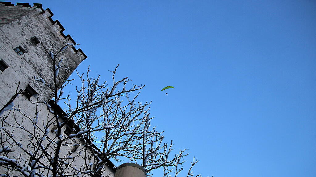 1. Adventlichterlflug der Paragleiter \u00fcber der Stadt Salzburg