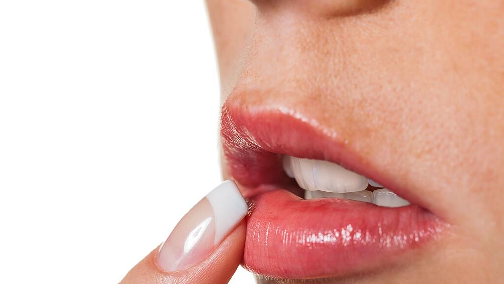 Lippenpflege ist zwar wichtig, kann aber gefährliche Stoffe enthalten. (Themenbild)