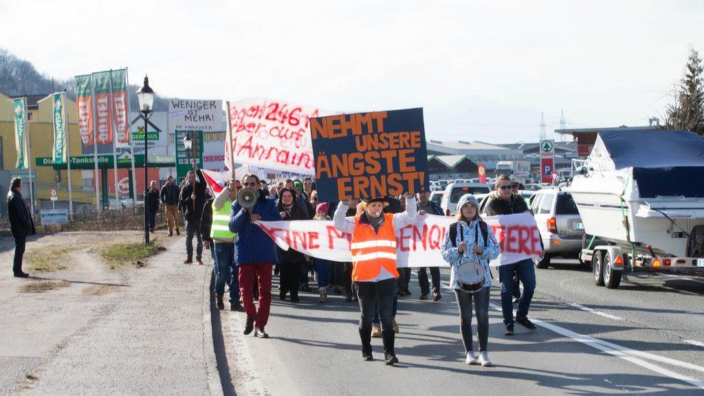 Demo gegen Asylwerberquartier in Straniakstraße