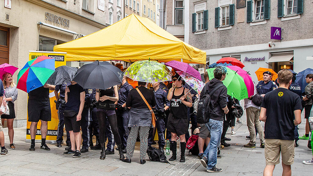 Identitäre und linke Gegendemonstranten gerieten in Salzburg aneinander.