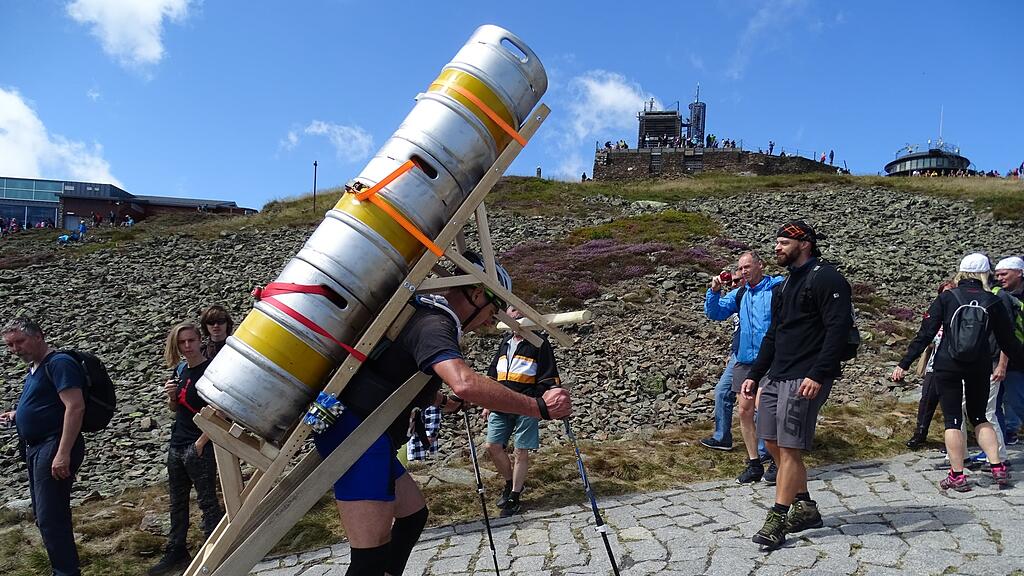 Tscheche mit Bierdosen auf Berg